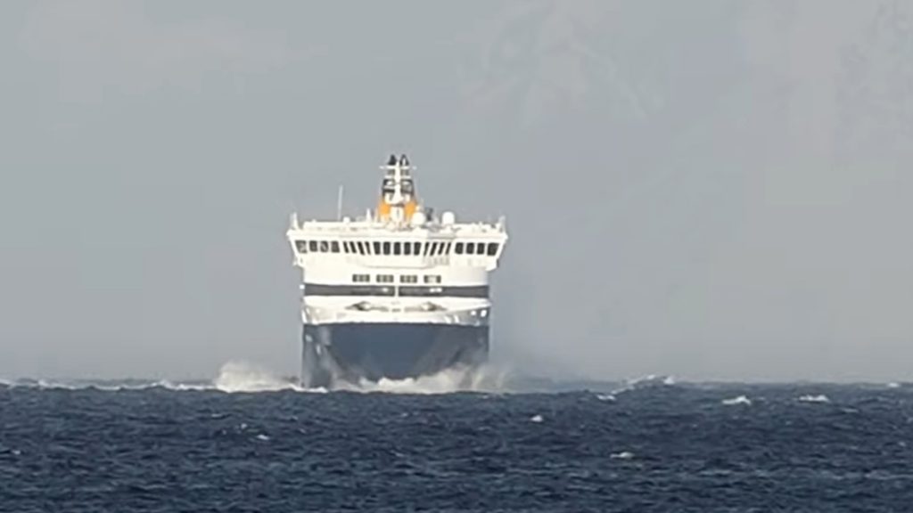 Το Blue Star Naxos δίνει μάχη με τα κύματα – Εντυπωσιακό βίντεο