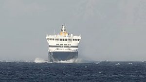 Το Blue Star Naxos δίνει μάχη με τα κύματα – Εντυπωσιακό βίντεο