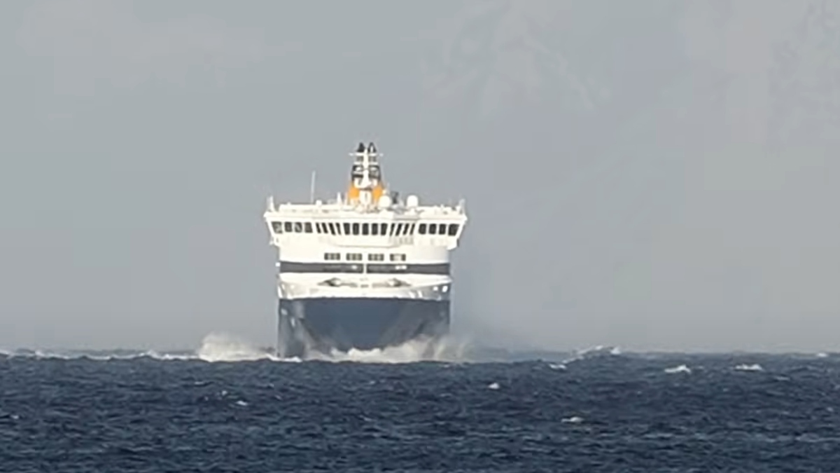 Το Blue Star Naxos δίνει μάχη με τα κύματα – Εντυπωσιακό βίντεο