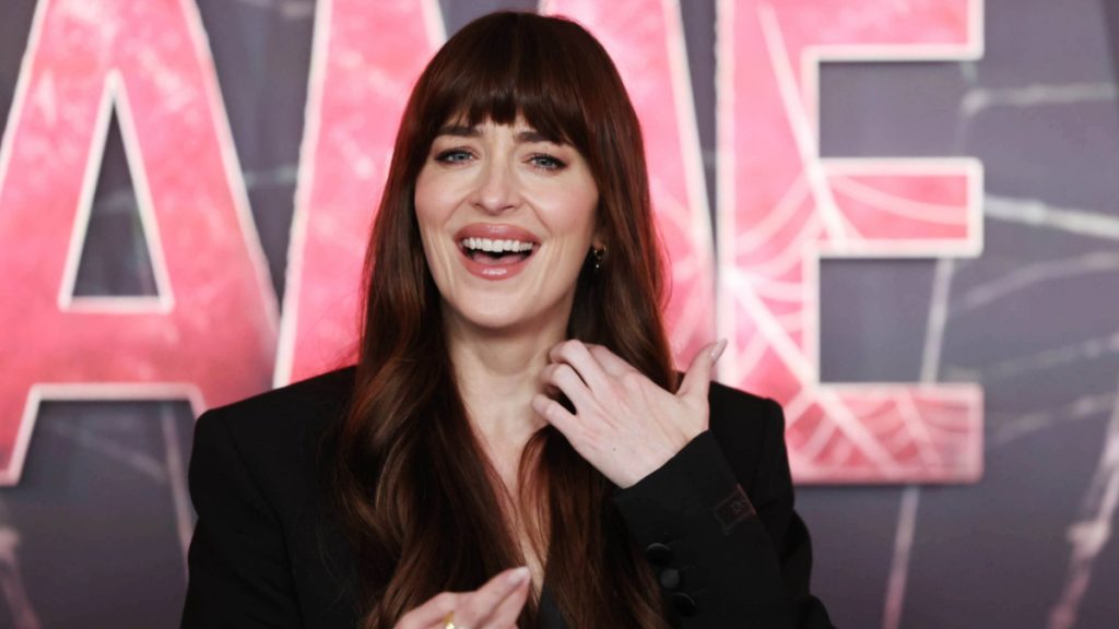 Ντακότα Τζόνσον: Ξανά ερωτευμένη μετά τον χωρισμό της με τον Κρις Μάρτιν – Σε σχέση με 28χρονο τραγουδιστή