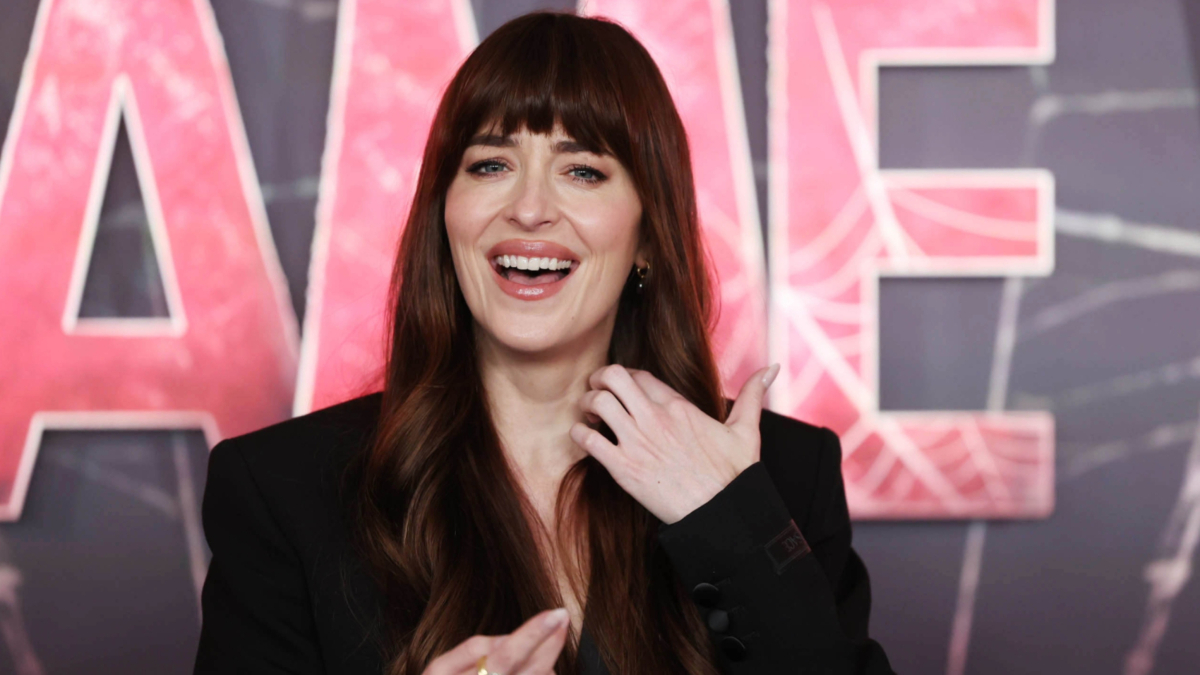 Ντακότα Τζόνσον: Ξανά ερωτευμένη μετά τον χωρισμό της με τον Κρις Μάρτιν – Σε σχέση με 28χρονο τραγουδιστή