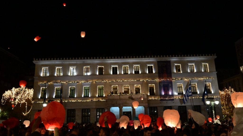 Χιλιάδες φαναράκια στον ουρανό της Αττικής για τη «Νύχτα των Ευχών» (Φωτογραφίες)