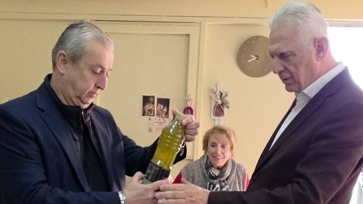 Δήμος Περιστερίου: Μοίρασε ελαιόλαδο από τις ελιές του σε ευάλωτους πολίτες