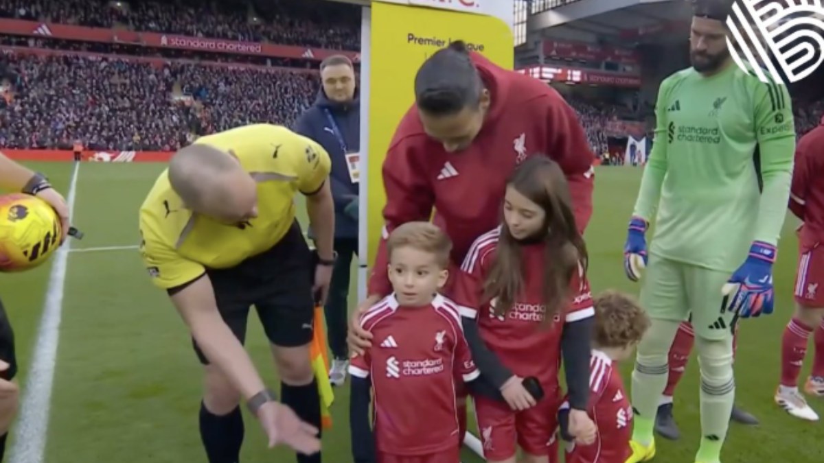 Συγκλονιστικές στιγμές στο Άνφιλντ: Τα παιδιά του Ντιόγκο Ζότα συνόδευσαν τους παίκτες της Λίβερπουλ και της Γουλβς