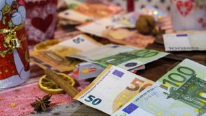 Δώρο Χριστουγέννων: Τι ισχύει για τους μισθωτούς ιδιωτικού τομέα