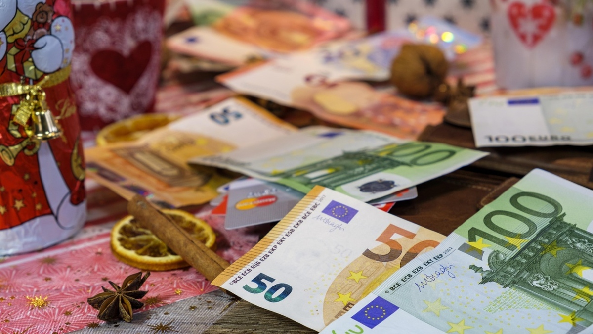 Δώρο Χριστουγέννων: Τι ισχύει για τους μισθωτούς ιδιωτικού τομέα