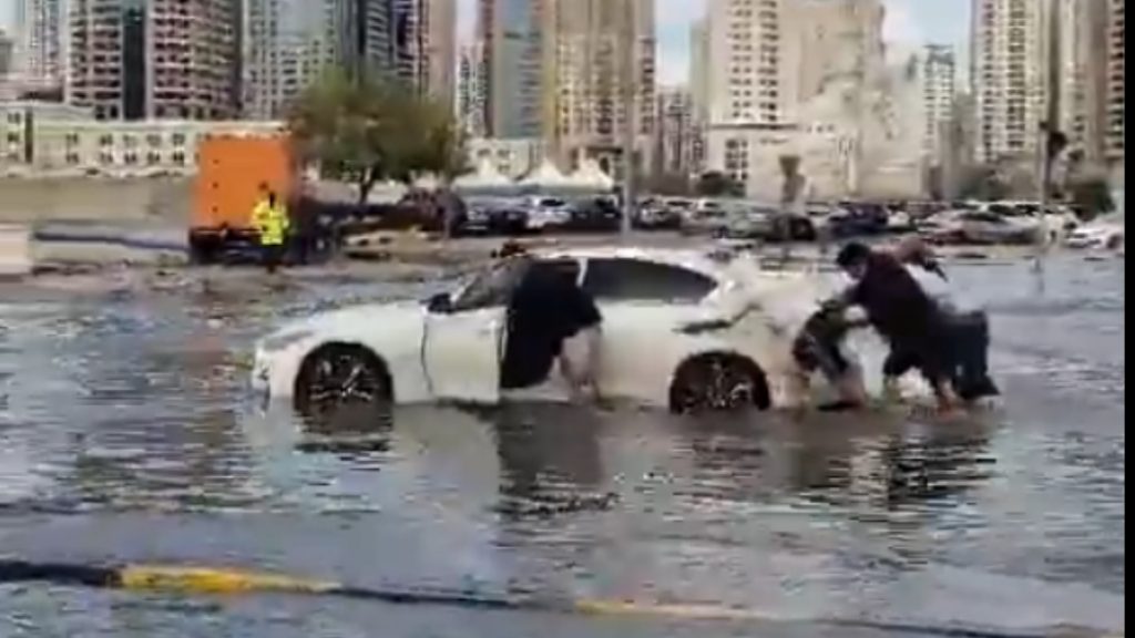 Πρωτοφανής κατακλυσμός σε Ντουμπάι και Άμπου Ντάμπι – Ακυρώθηκαν πτήσεις, σε χείμαρρους μετατράπηκαν οι δρόμοι (βίντεο)