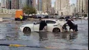 Πρωτοφανής κατακλυσμός σε Ντουμπάι και Άμπου Ντάμπι – Ακυρώθηκαν πτήσεις, σε χείμαρρους μετατράπηκαν οι δρόμοι (βίντεο)