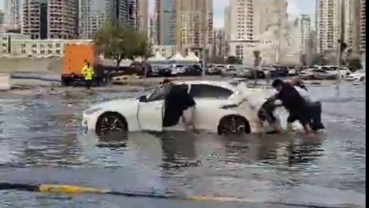 Πρωτοφανής κατακλυσμός σε Ντουμπάι και Άμπου Ντάμπι – Ακυρώθηκαν πτήσεις, σε χείμαρρους μετατράπηκαν οι δρόμοι (βίντεο)