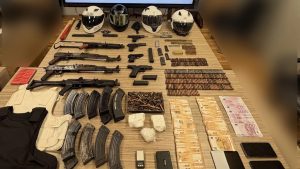 ΕΛΑΣ: Εξάρθρωση εγκληματικής οργάνωσης με εμπρησμούς, κλοπές και απόπειρα ανθρωποκτονίας