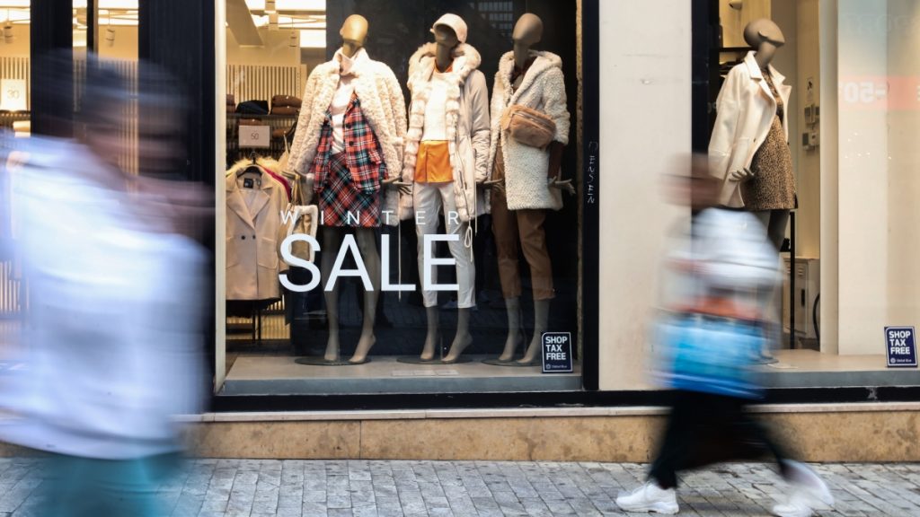 Πότε ξεκινούν οι χειμερινές εκπτώσεις – Τι πρέπει να προσέχουν οι καταναλωτές