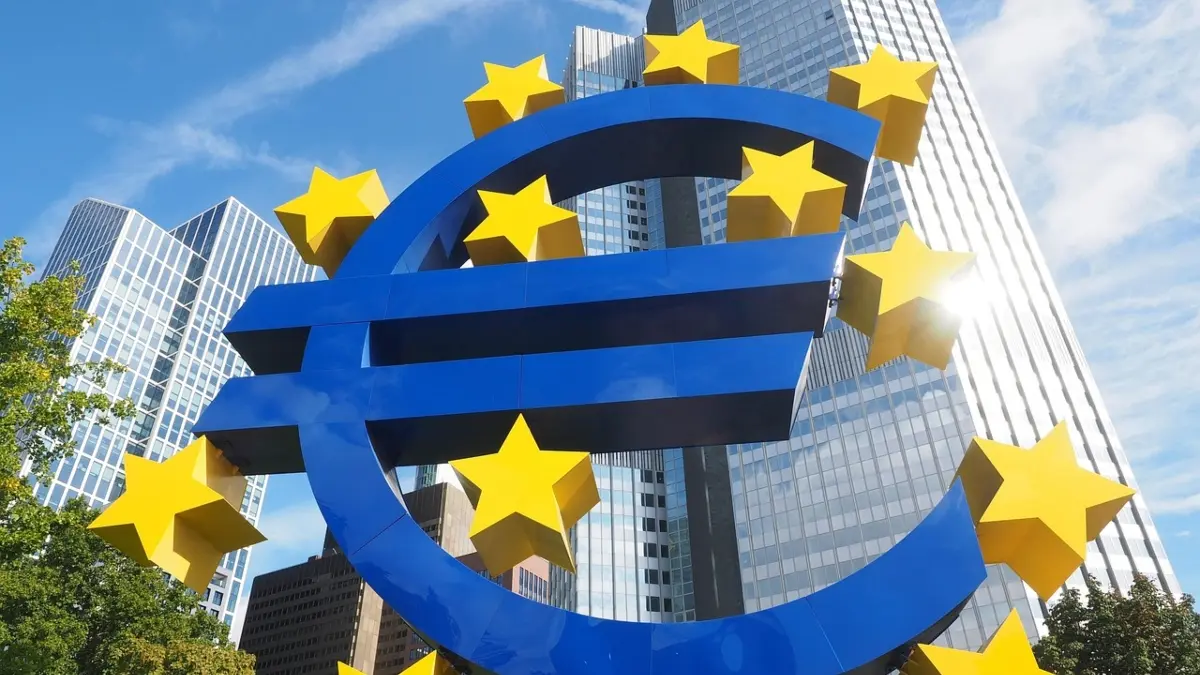 ΕΚΤ: «Πάγωμα» επιτοκίων στο 2,5% – Πληθωρισμός και άνοδος αποδόσεων των ομολόγων περιπλέκουν τις αποφάσεις