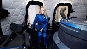 ΗΠΑ: Ο πρώτος άνθρωπος σε αναπηρικό αμαξίδιο ταξίδεψε στο διάστημα – Δείτε βίντεο & φωτογραφίες από την ιστορική εκτόξευση πυραύλου