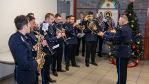 Γιορτινές μελωδίες στο κέντρο επιχειρήσεων της Γενικής Διεύθυνσης Αττικής (εικόνες)