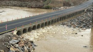 Υπερχείλισε ο ποταμός Ενιπέας – Μήνυμα από το 112 στους κατοίκους του οικισμού Υπέρεια στη Λάρισα για εκκένωση προς Φάρσαλα