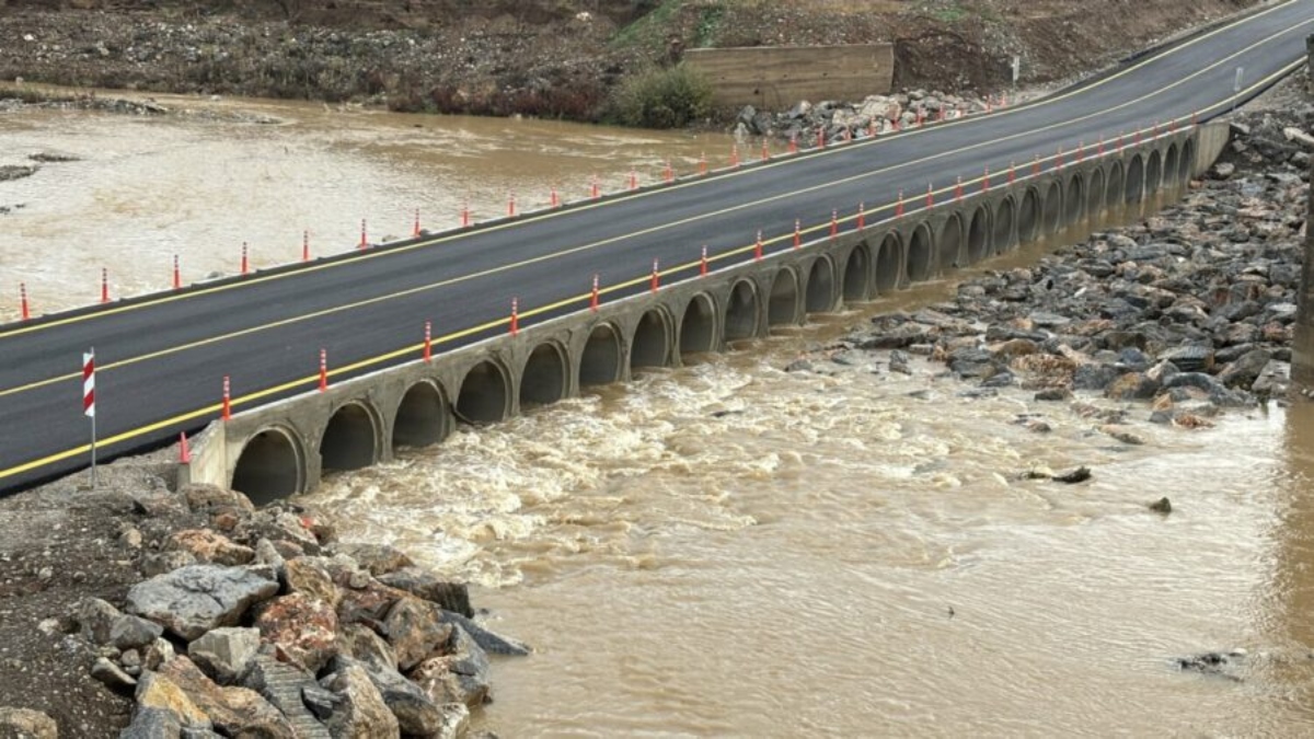 Υπερχείλισε ο ποταμός Ενιπέας – Μήνυμα από το 112 στους κατοίκους του οικισμού Υπέρεια στη Λάρισα για εκκένωση προς Φάρσαλα