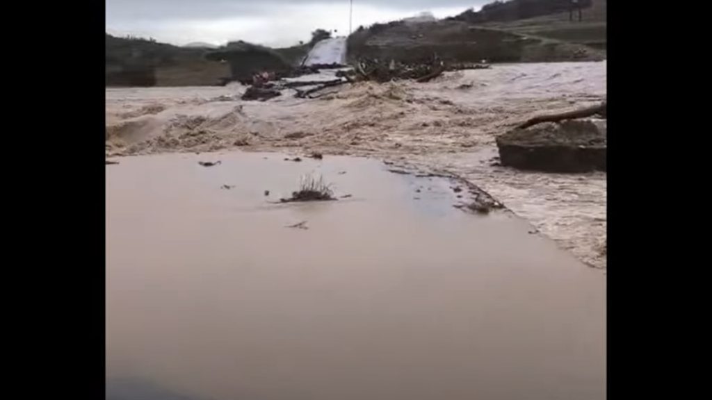 Υπερχείλισε ο ποταμός Ενιπέας: Πλημμύρισαν τα πρώτα σπίτια – Μήνυμα του 112 για απομάκρυνση των κατοίκων προς τα Φάρσαλα