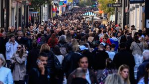 Εορταστικό ωράριο Χριστουγέννων 2025: Ανοιχτά τα καταστήματα την Κυριακή 14/12 – Ποια θα μείνουν κλειστά