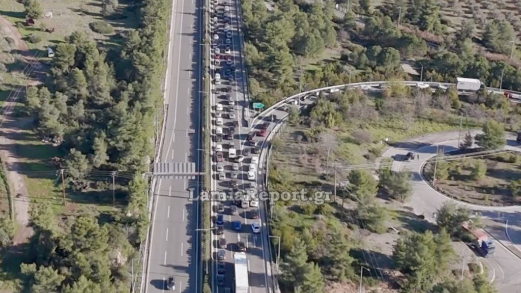 Μπλόκα αγροτών: Ουρές χιλιομέτρων στην Αθηνών – Λαμίας – Ταλαιπωρία για τους εκδρομείς των Χριστουγέννων, δείτε το βίντεο