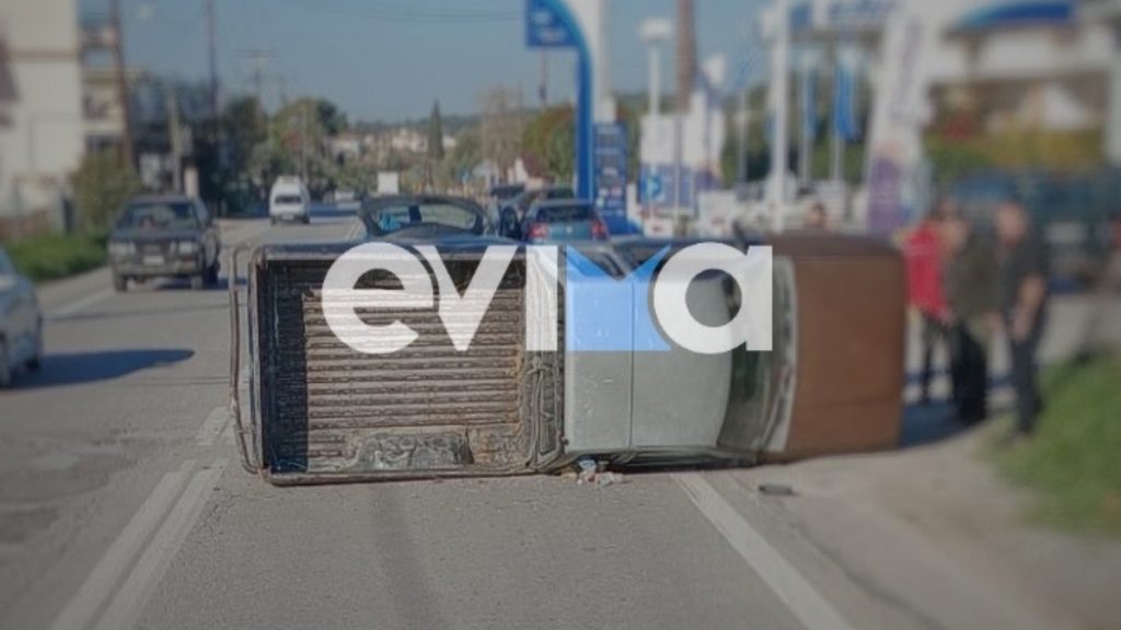 Τροχαίο στην Εύβοια: Αγροτικό αναποδογύρισε μετά από σύγκρουση με ΙΧ – Απεγκλωβίστηκε ο οδηγός του (φωτογραφίες)