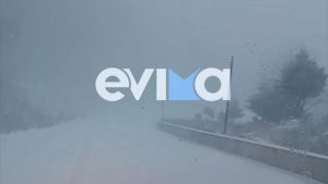 Λευκό τοπίο στην Εύβοια: Χιονίζει σε Στενή και Στρόπωνες – Μηχανήματα ανοίγουν τους δρόμους (βίντεο+φωτογραφίες)