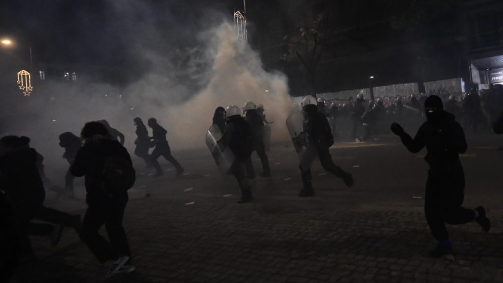 Ένταση και επεισόδια στην πορεία για την δολοφονία του Αλέξη Γρηγορόπουλου στο κέντρο της Αθήνας