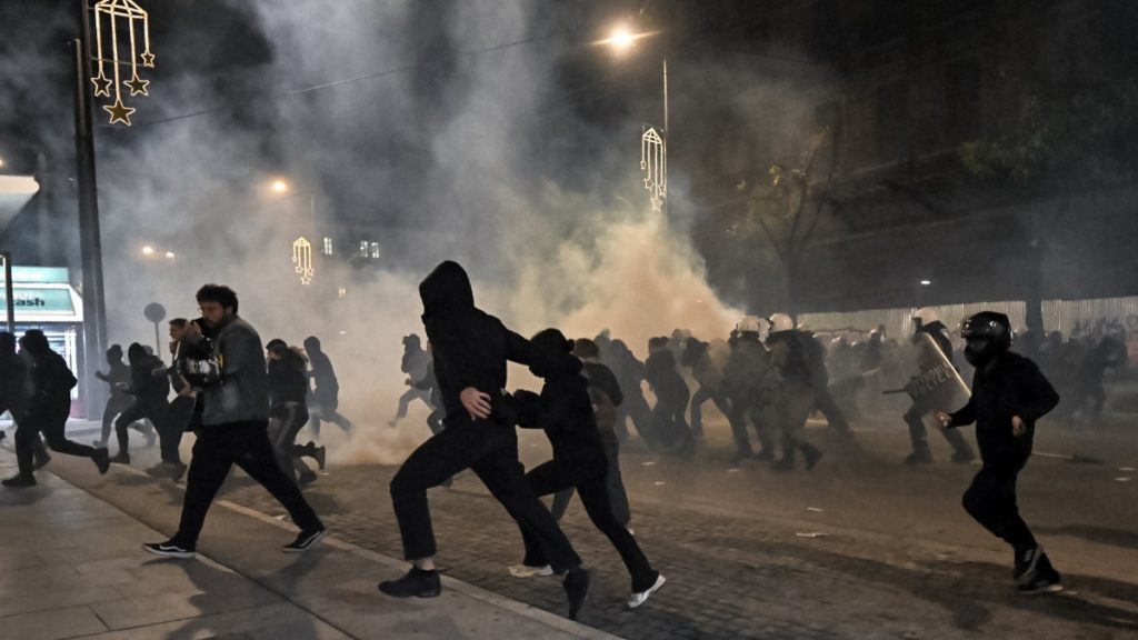 Αλέξανδρος Γρηγορόπουλος: Ολοκληρώθηκε η πορεία για τα 17 χρόνια από τη δολοφονία του – Επεισόδια και συλλήψεις (Βίντεο – Φωτογραφίες)