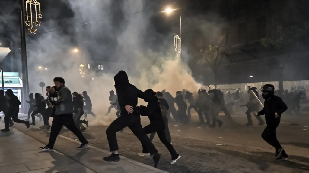 Αλέξανδρος Γρηγορόπουλος: Επεισόδια και συλλήψεις στην πορεία για τα 17 χρόνια από τη δολοφονία του (Βίντεο – Φωτογραφίες)