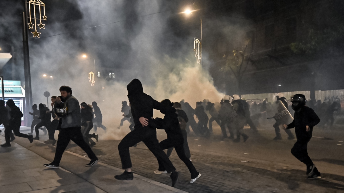 Αλέξανδρος Γρηγορόπουλος: Επεισόδια και συλλήψεις στην πορεία για τα 17 χρόνια από τη δολοφονία του (Βίντεο – Φωτογραφίες)