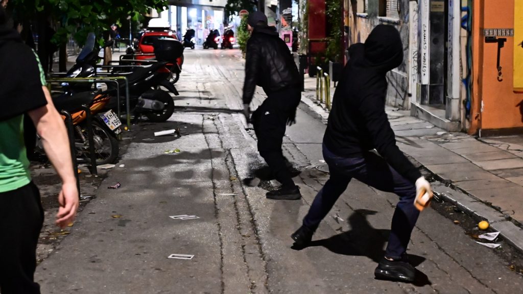 Επεισόδια στα Εξάρχεια: Κουκουλοφόροι επιτέθηκαν με μολότοφ στα ΜΑΤ κι έβαλαν φωτιά σε κάδους