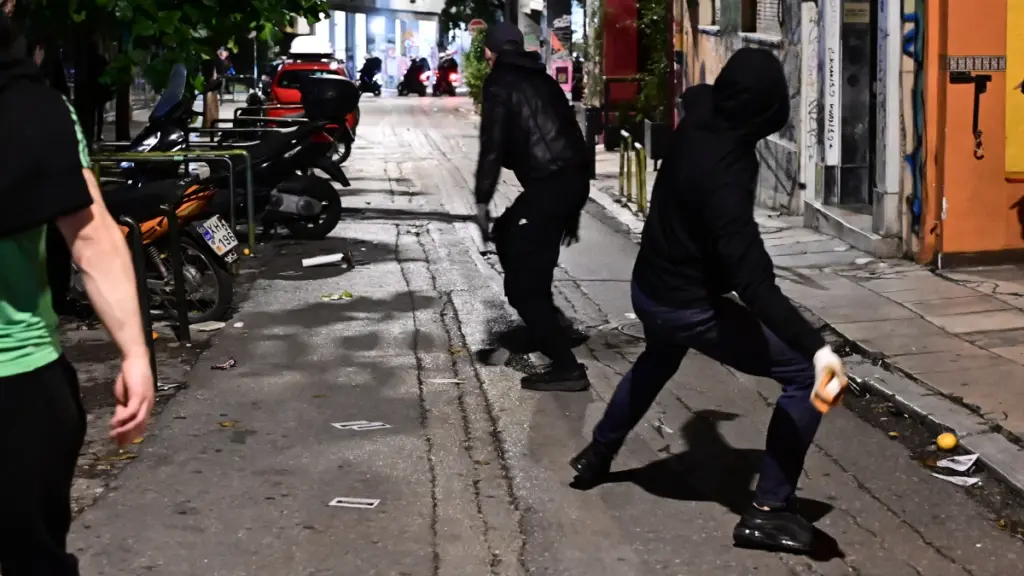 Επεισόδια στα Εξάρχεια: Κουκουλοφόροι επιτέθηκαν με μολότοφ στα ΜΑΤ κι έβαλαν φωτιά σε κάδους