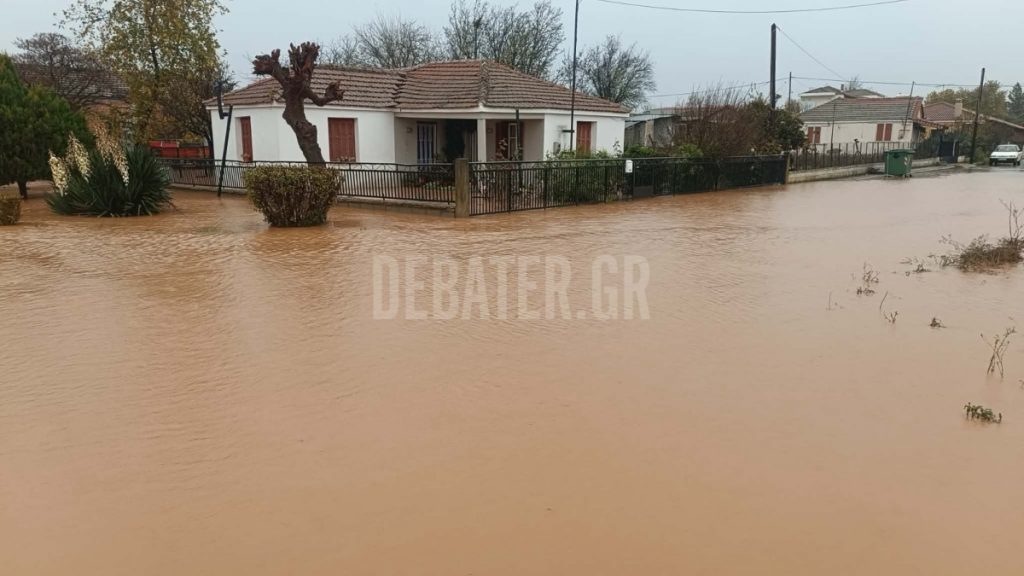 Κακοκαιρία Byron: “Βούλιαξαν” σπίτια και δρόμοι στο Ανωχώρι Φαρσάλων από την υπερχείλιση του Ενιπέα (βίντεο+φωτογραφίες)