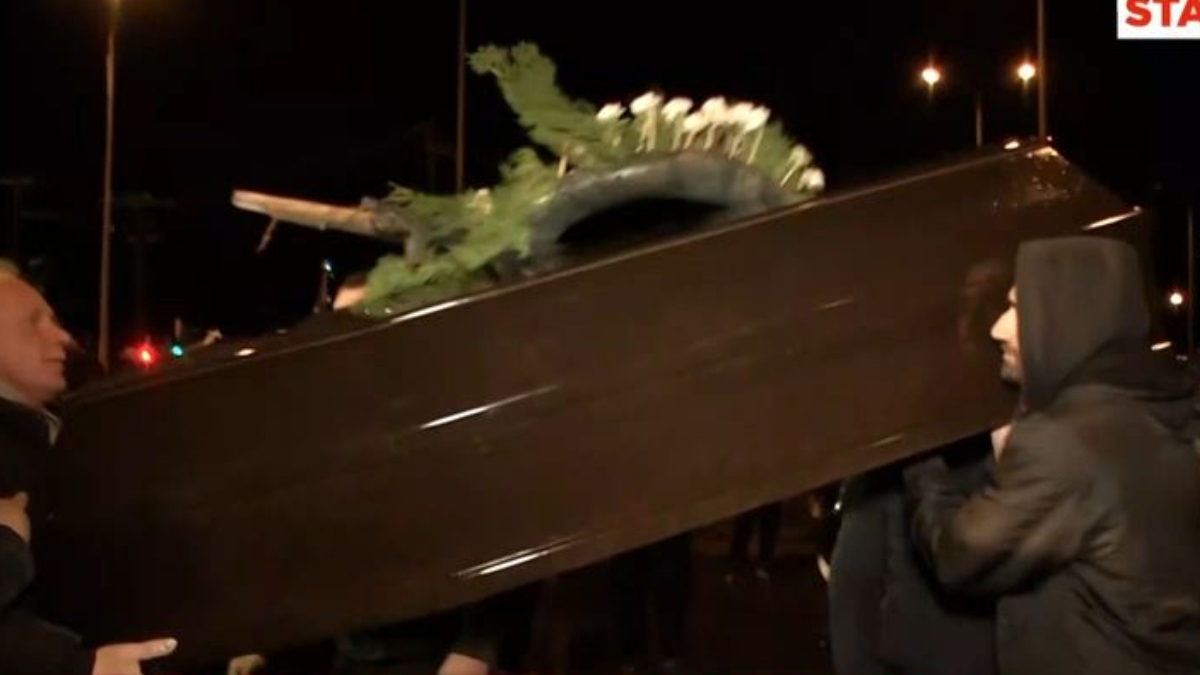 Θεσσαλονίκη: Aγρότες εμφανίστηκαν με φέρετρο στα μπλόκα (Βίντεο)