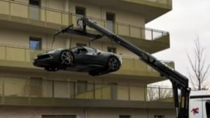Βιέννη: Επιχειρηματίας ανέβασε Ferrari στο μπαλκόνι του σπιτιού του γιατί δεν έβρισκε να παρκάρει (βίντεο)