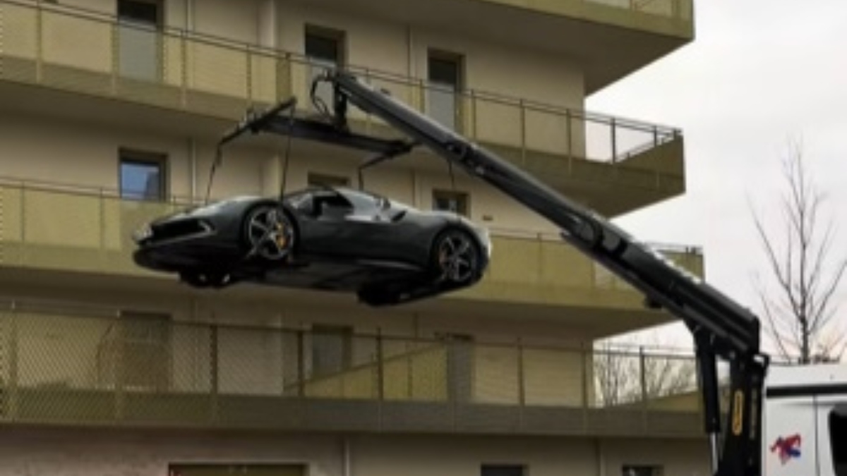 Βιέννη: Επιχειρηματίας ανέβασε Ferrari στο μπαλκόνι του σπιτιού του γιατί δεν έβρισκε να παρκάρει (βίντεο)