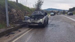 Λαμία: Αυτοκίνητο τυλίχτηκε στις φλόγες εν κινήσει – Οδηγός σώος (Βίντεο)
