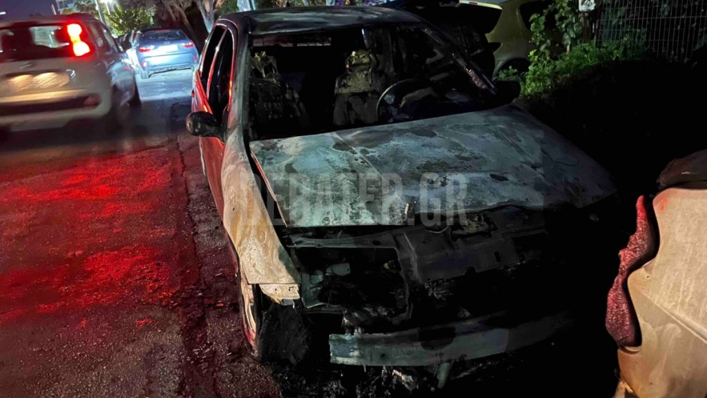 Μπαράζ πυρκαγιών σε οχήματα σε Ρέντη, Περιστέρι και Πειραιά (φωτογραφία)