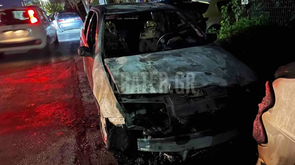 Μπαράζ πυρκαγιών σε οχήματα σε Ρέντη, Περιστέρι και Πειραιά (φωτογραφία)