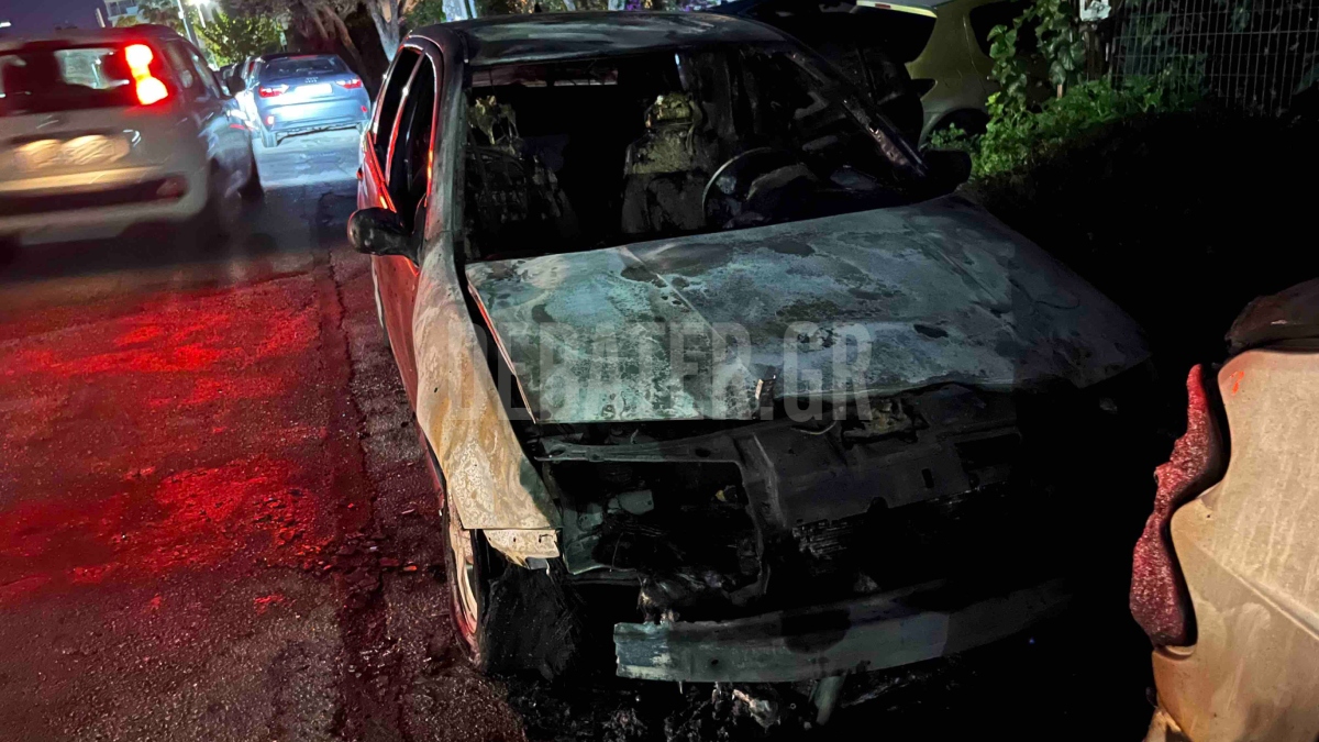 Μπαράζ πυρκαγιών σε οχήματα σε Ρέντη, Περιστέρι και Πειραιά (φωτογραφία)