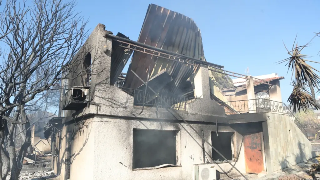 Εκδόθηκε η πρώτη άδεια επισκευής κτιρίου που επλήγη από τις πυρκαγιές το καλοκαίρι του 2025