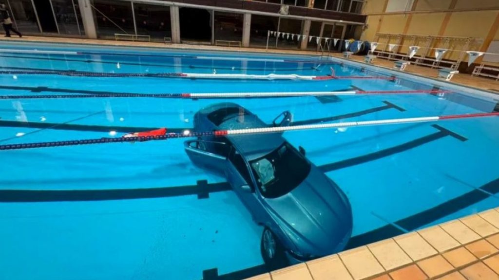 Γαλλία: Αυτοκίνητο βυθίστηκε σε δημοτική πισίνα – Η οδηγός μπέρδεψε το γκάζι με το φρένο