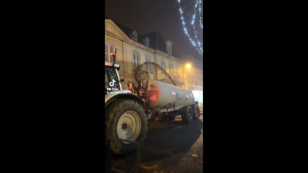 Γαλλία: Αγρότες «ψέκασαν» με κοπριά δημόσια κτίρια και έκλεισαν δρόμους με τρακτέρ (Βίντεο)