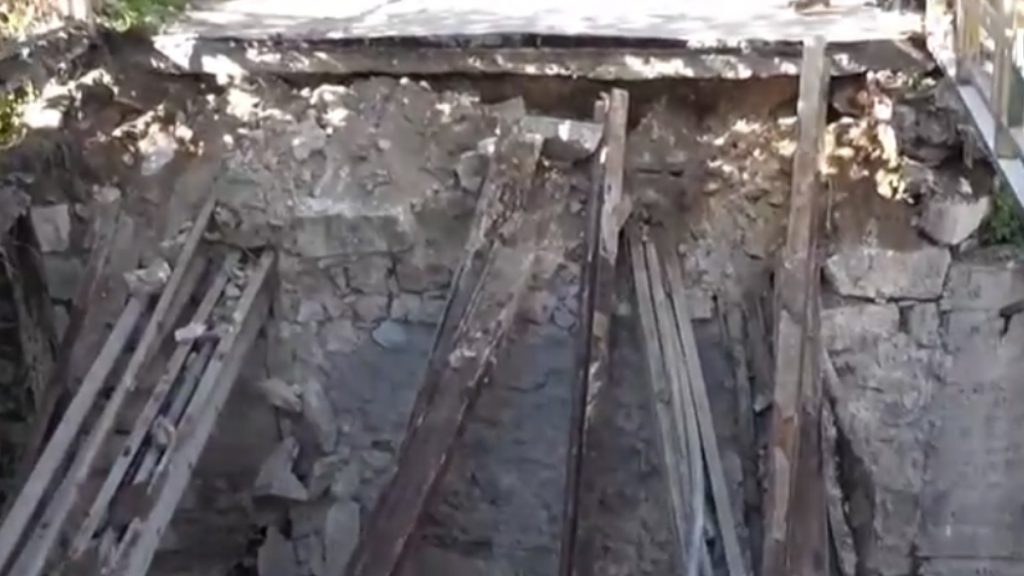 Κατέρρευσε γέφυρα σε παράδρομο της Πέτρου Ράλλη στο Μοσχάτο – Τι απαντάει η Περιφέρεια Αττικής