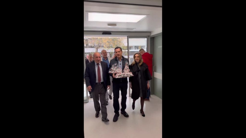 Γεωργιάδης: Στα νοσοκομεία ανήμερα των Χριστουγέννων – Κέρασε γλυκά το προσωπικό του ΕΣΥ