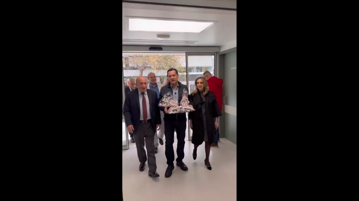 Γεωργιάδης: Στα νοσοκομεία ανήμερα των Χριστουγέννων – Κέρασε γλυκά το προσωπικό του ΕΣΥ