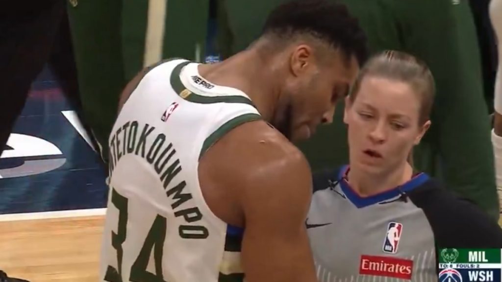 Γιάννης Αντετοκούνμπο: Παρακαλάει για ένα φάουλ τους διαιτητές – Δείτε το βίντεο που δείχνει τα χτυπήματα στα χέρια του