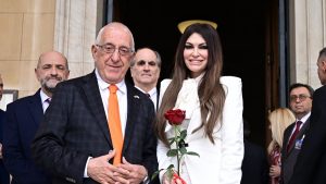 Στη Βουλή η Γκίλφοϊλ: Την υποδέχθηκε ο Νικήτας Κακλαμάνης με ένα κόκκινο τριαντάφυλλο