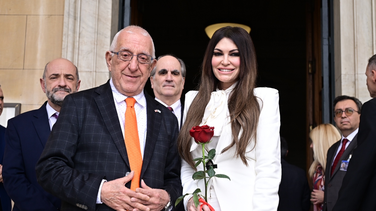 Στη Βουλή η Γκίλφοϊλ: Την υποδέχθηκε ο Κακλαμάνης με ένα κόκκινο τριαντάφυλλο