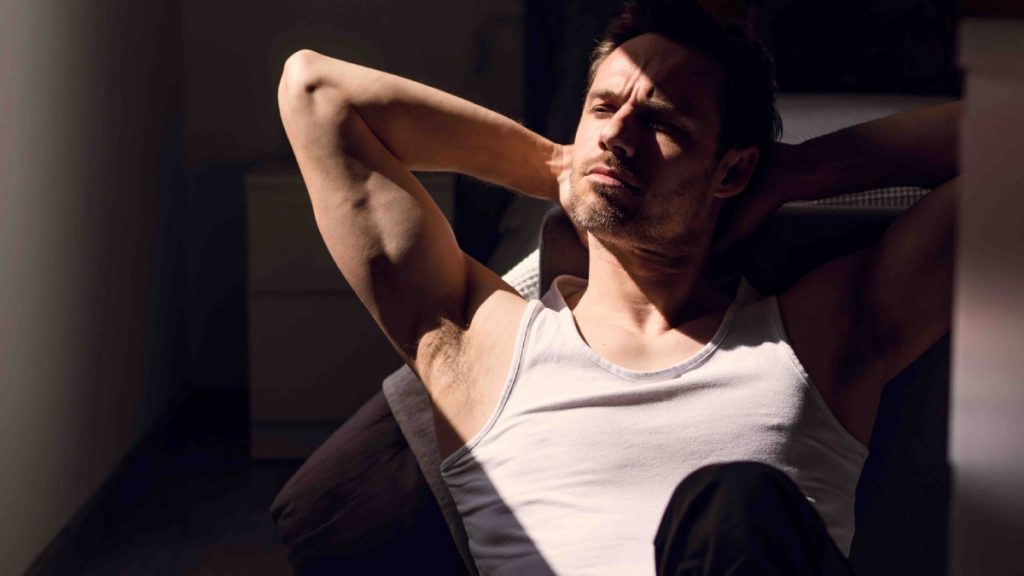 Ο μελλοντικός Ζεν πρεμιέ της τηλεόρασης μιλάει στο DEBATER: «Δεν αισθάνομαι ότι ασχολούνται με την εξωτερική μου εμφάνιση, περισσότερο από την τέχνη μου»