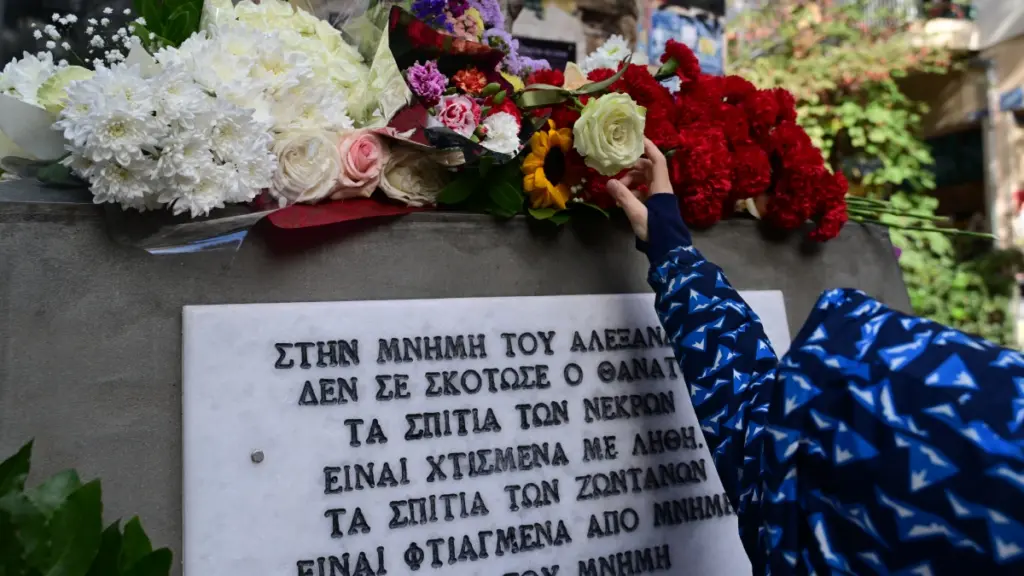 Πορεία μνήμης στο κέντρο της Αθήνας για τον Αλέξη Γρηγορόπουλο – Γέμισε με λουλούδια στο σημείο όπου δολοφονήθηκε (φωτογραφίες)